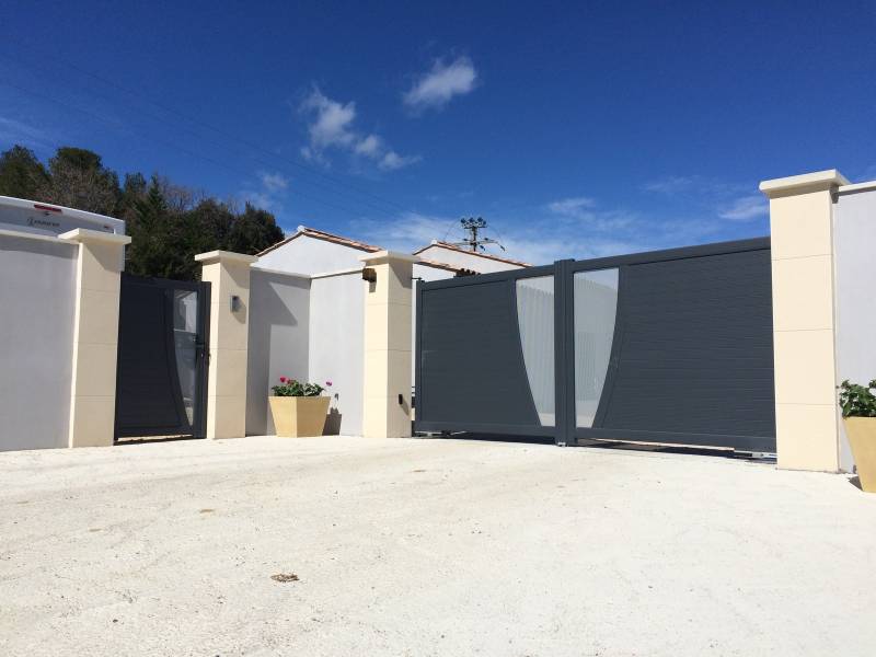 Création d'un portail sur-mesure et battant en aluminium pour une maison au style contemporain sur Bagnols sur Cèze