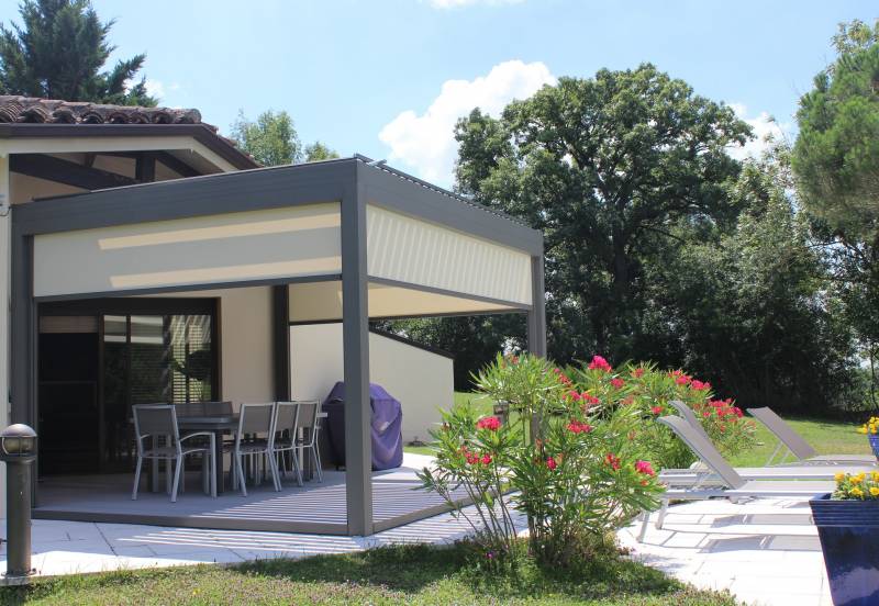 Fabrication de pergola bioclimatique adossée vers Avignon, pour optimiser le confort de Rooftop dans le Gard