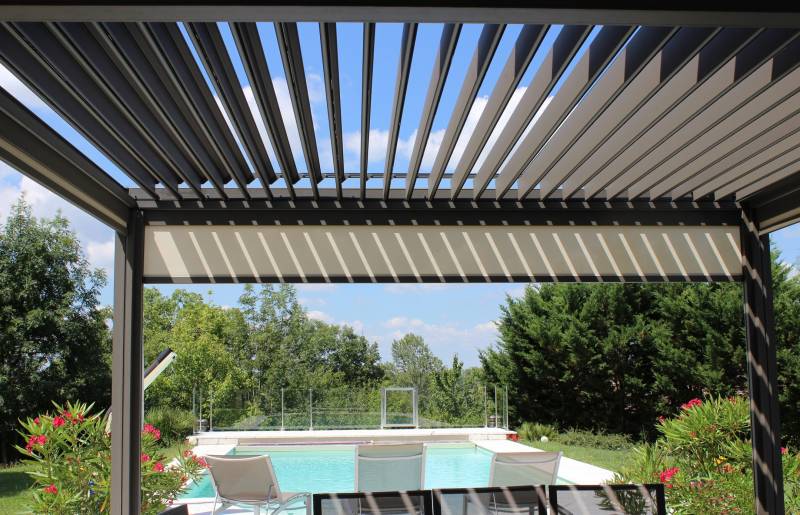 Fabrication de pergola bioclimatique adossée vers Avignon, pour optimiser le confort de Rooftop dans le Gard