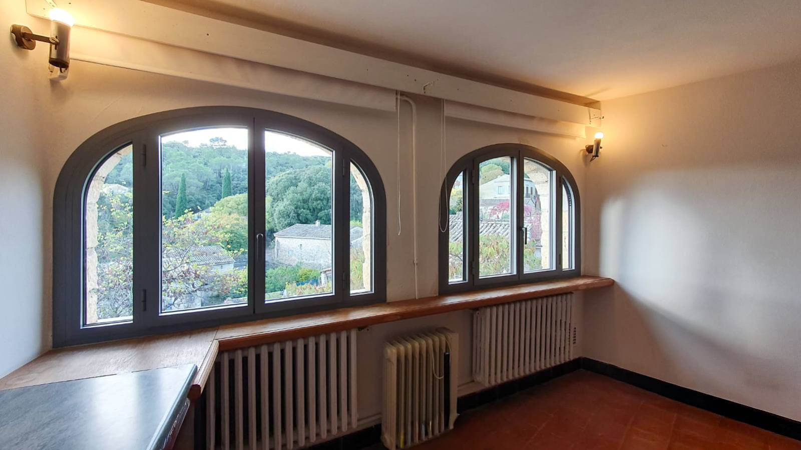 Menuiseries certifiées profils systèmes sur mesure aluminium cintré haute performance dans le Gard