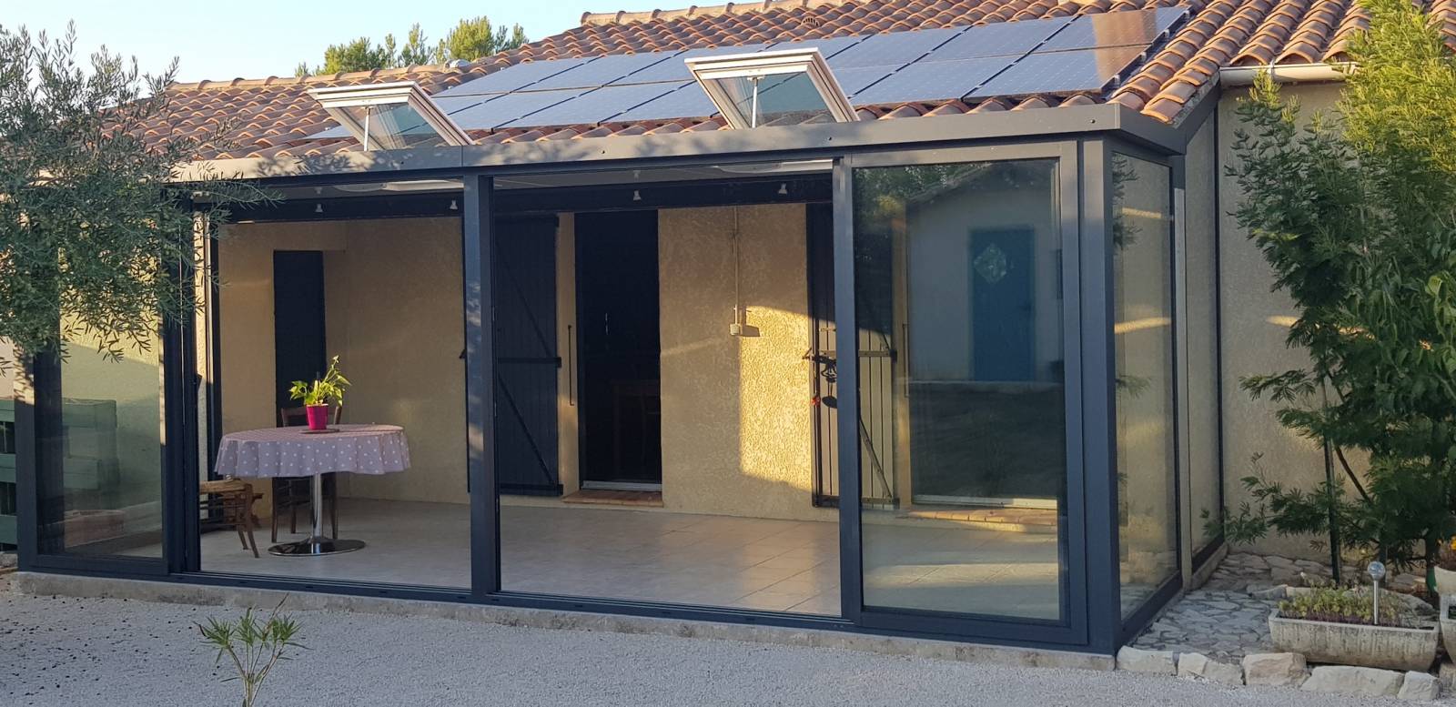 Construction de véranda à toit plat avec puit de lumière en Occitanie, par une entreprise de menuiserie à Sabran (30)