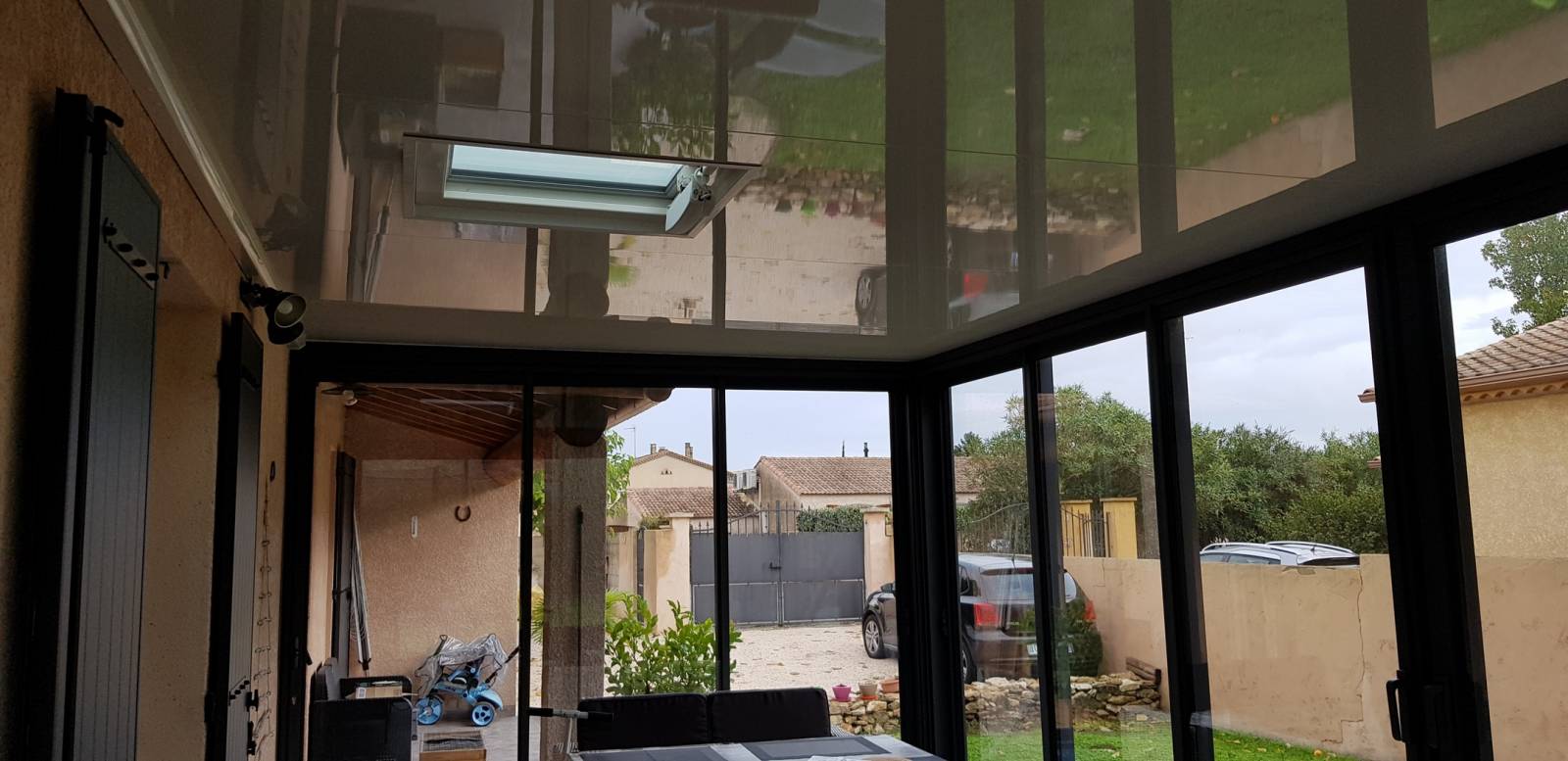 Construction de véranda à toit plat avec puit de lumière en Occitanie, par une entreprise de menuiserie à Sabran (30)