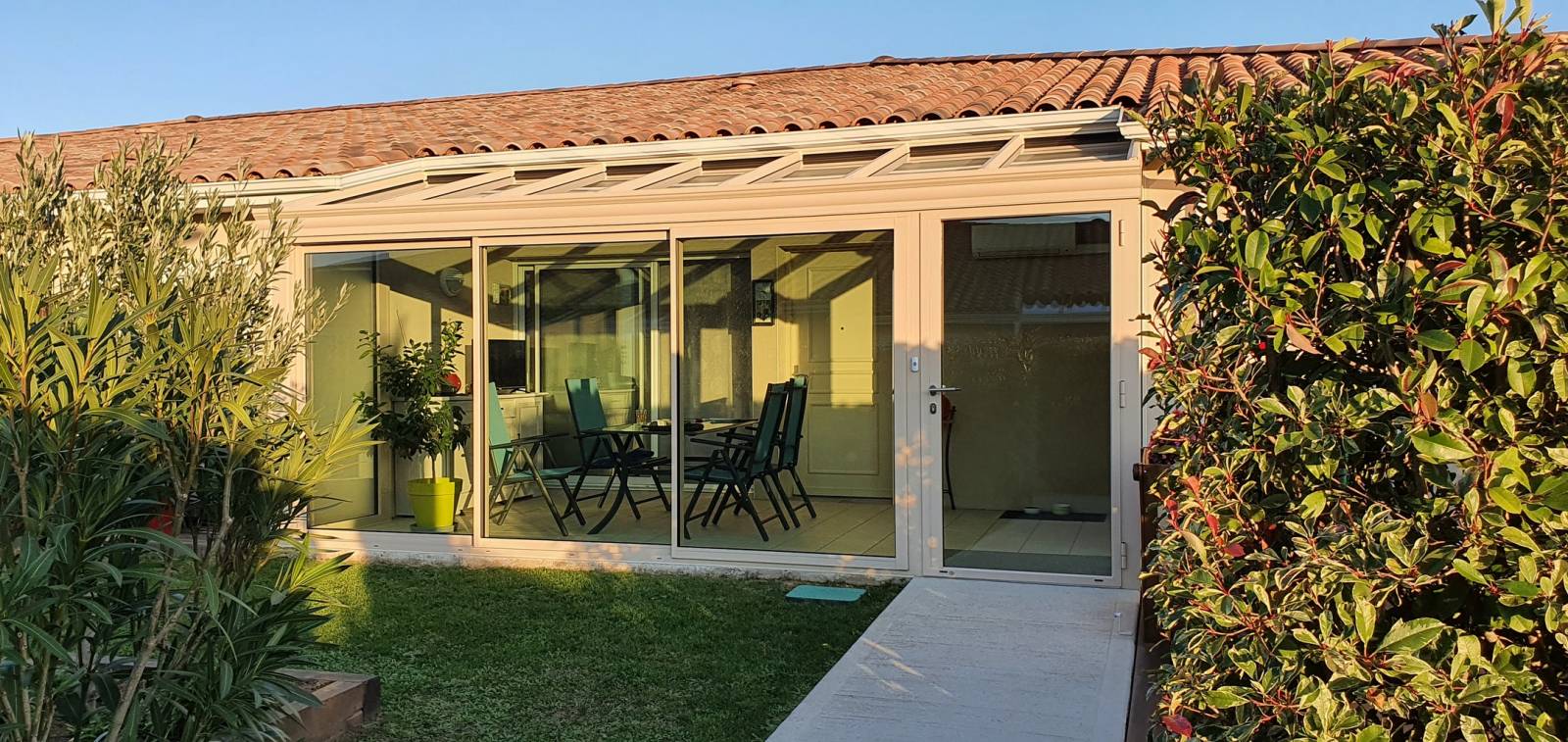 Création de véranda avec un toit en verre près de Pont Saint Esprit (Gard)