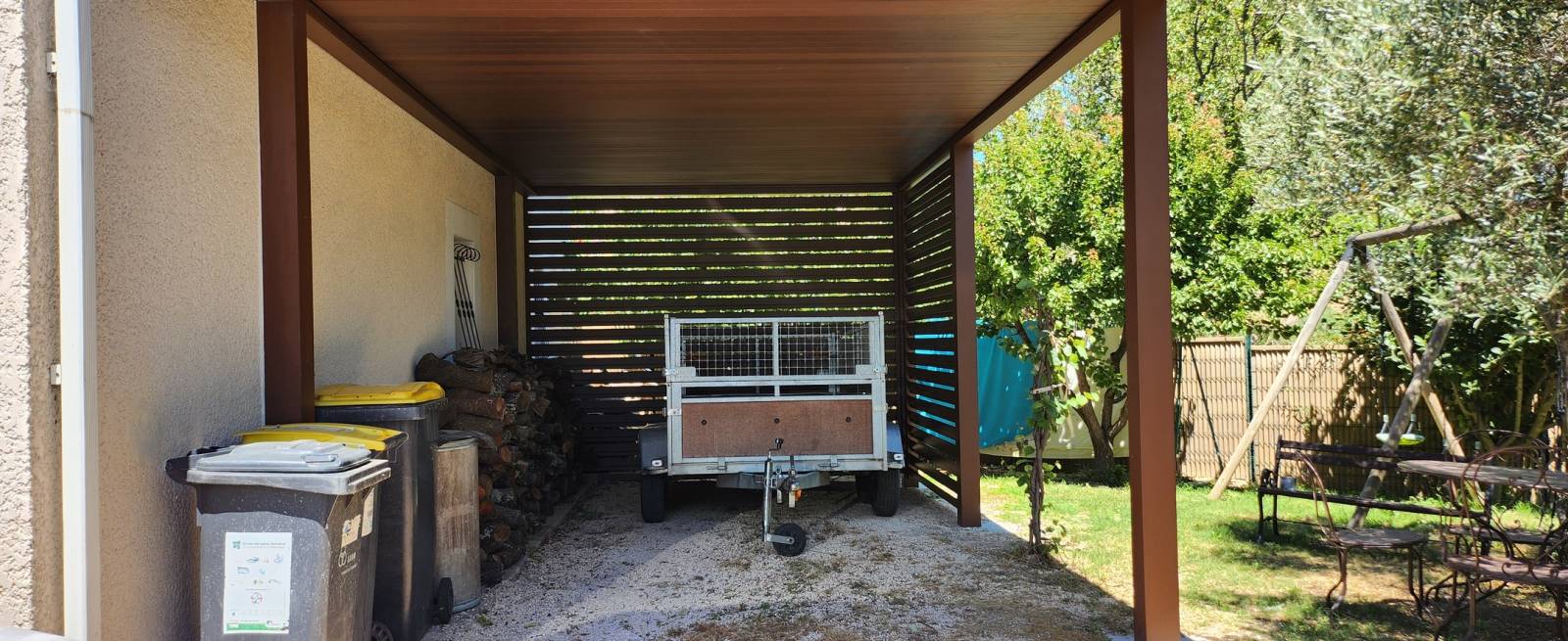 Pose de pergola solaire vers Rochefort du Gard : l’abri deux en un qui permet d’autoconsommer sa propre électricité
