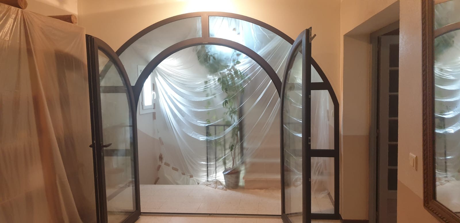 Pose d’une porte aluminium cintrée à Alès dans le Gard