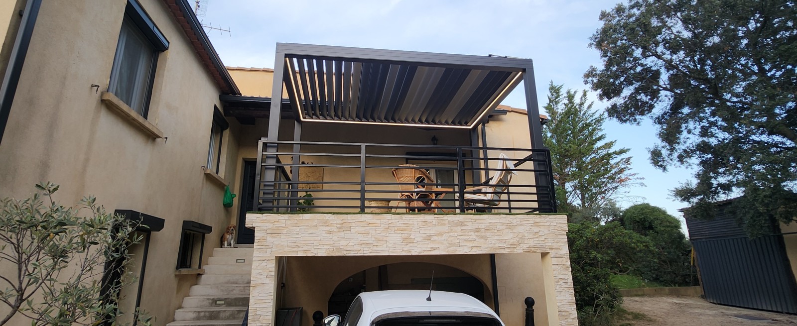 Pose d'une pergola design en alu à Montpellier