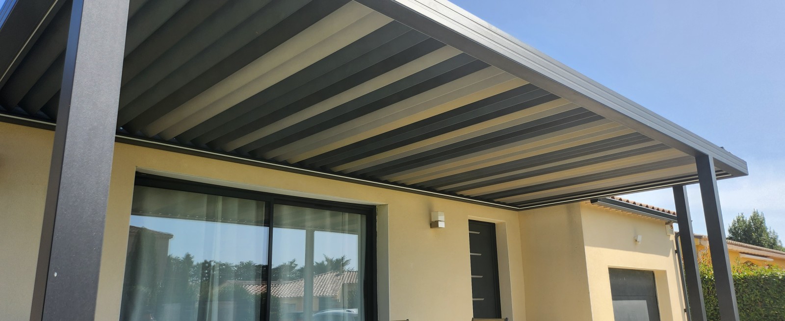 Lames orientables d'une pergola design à Uzès