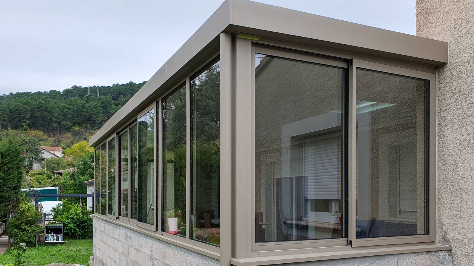 Une véranda à toit plat pour un nouvel espace de vie dans le Gard Fabriqué et posé par Alu’space