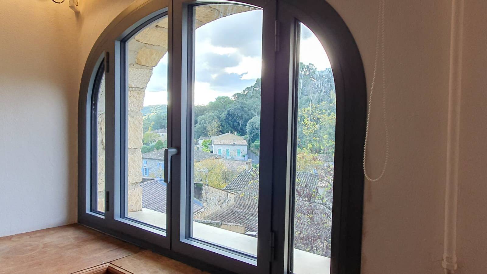 Menuiseries certifiées profils systèmes sur mesure aluminium cintré haute performance dans le Gard