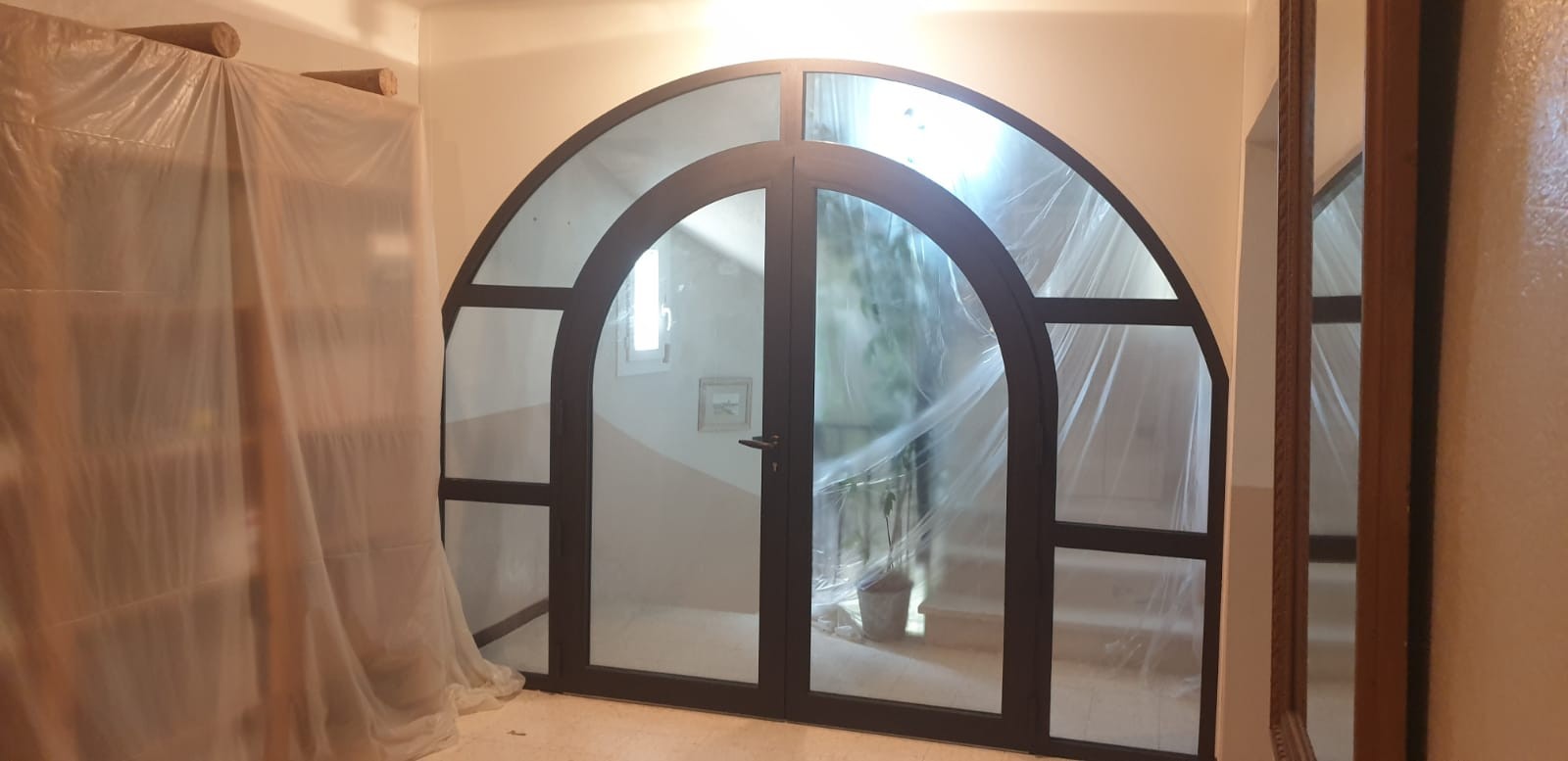 Fabrication d’une porte intérieure cintrée dans le Gard