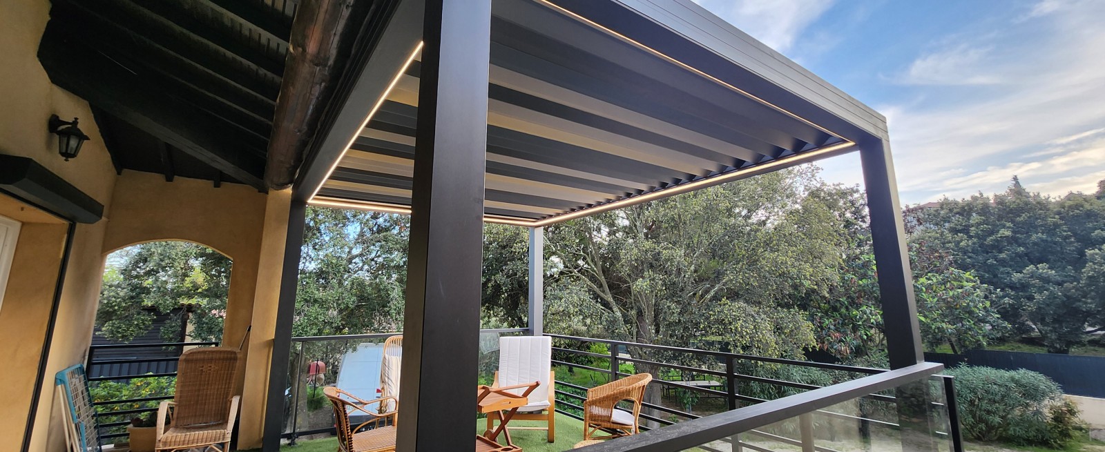 Lames de pergola bioclimatiques de Dank Architectes