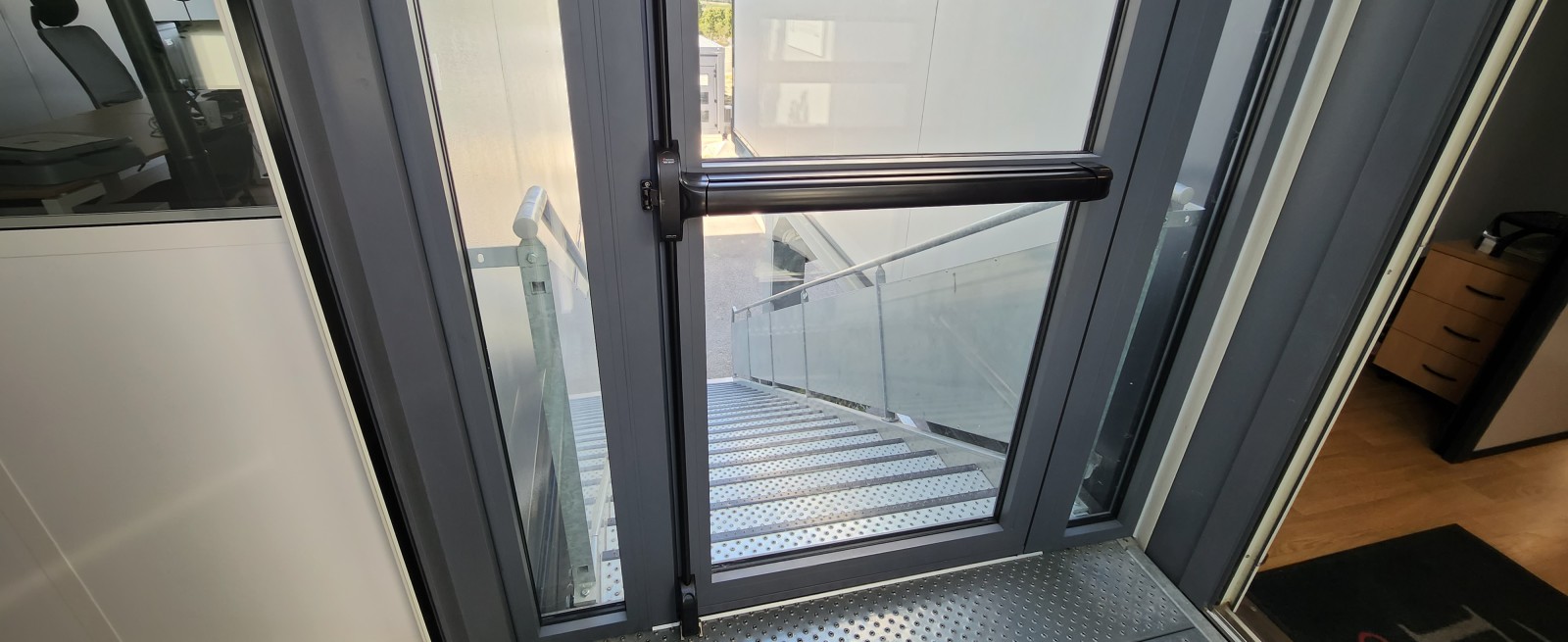 fabrication d'un sas de circulation entre deux bâtiments à Bagnols sur Cèze