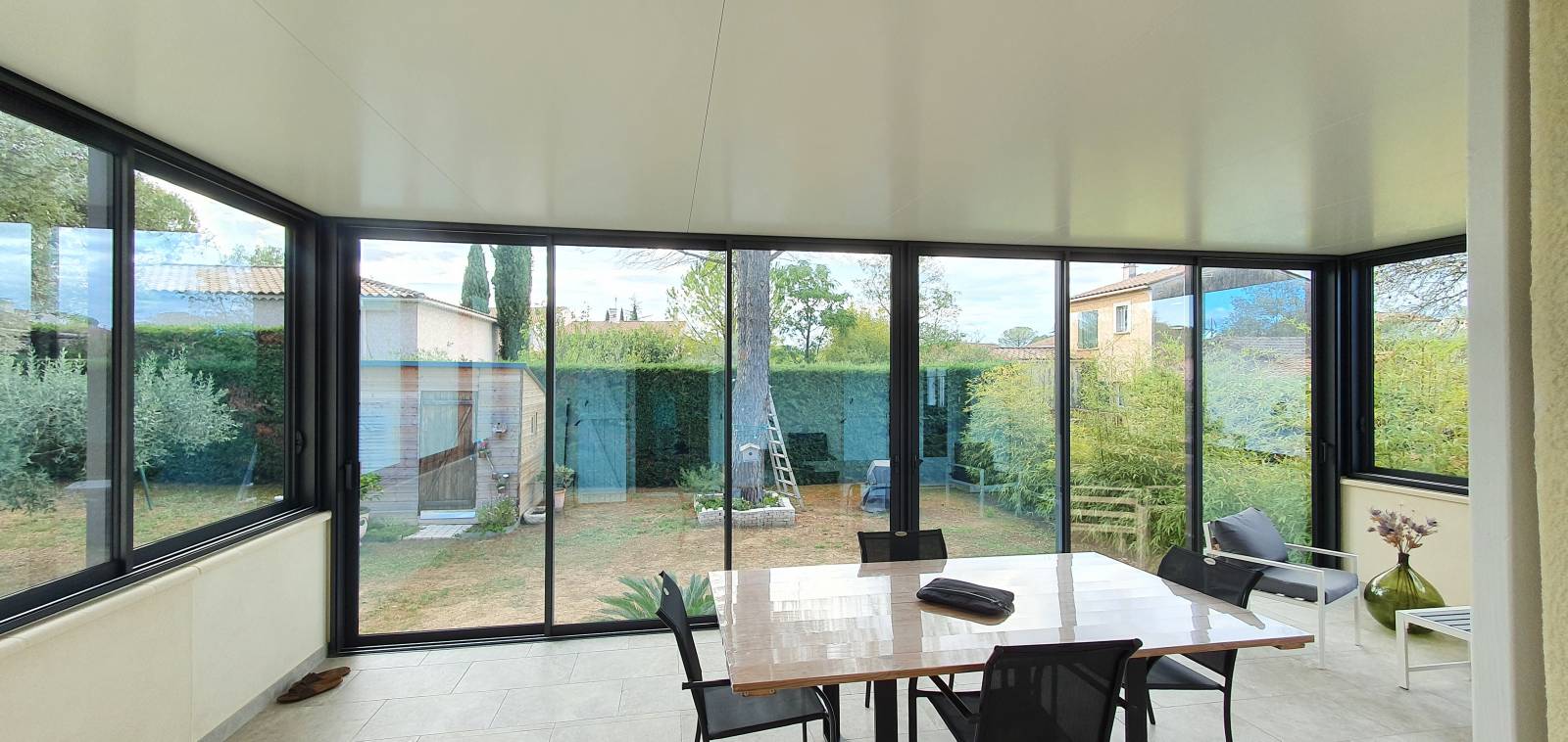 Construction de veranda à toit plat à Avignon dans le Vaucluse, pour agrandir une maison contemporaine