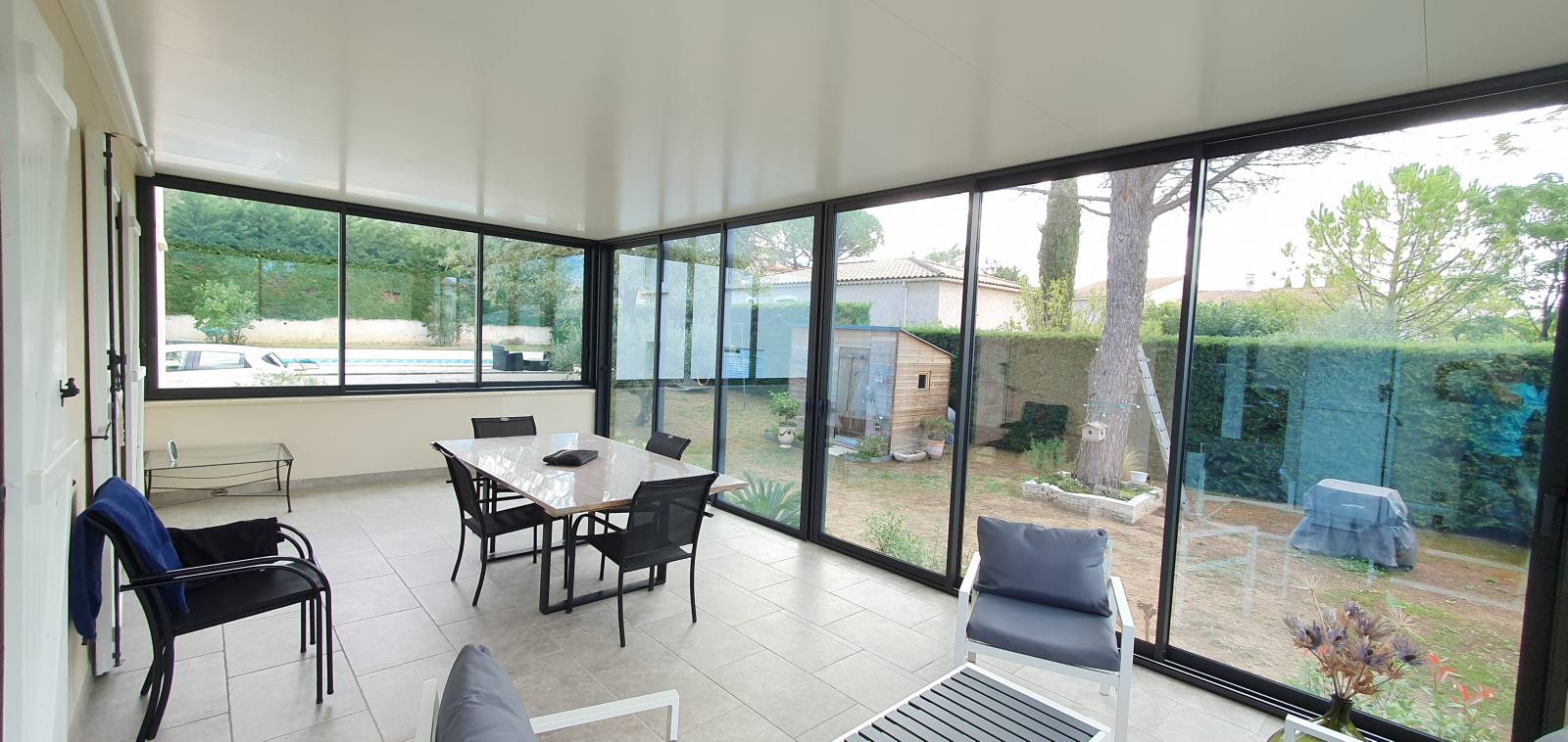 Construction de veranda à toit plat à Avignon dans le Vaucluse, pour agrandir une maison contemporaine