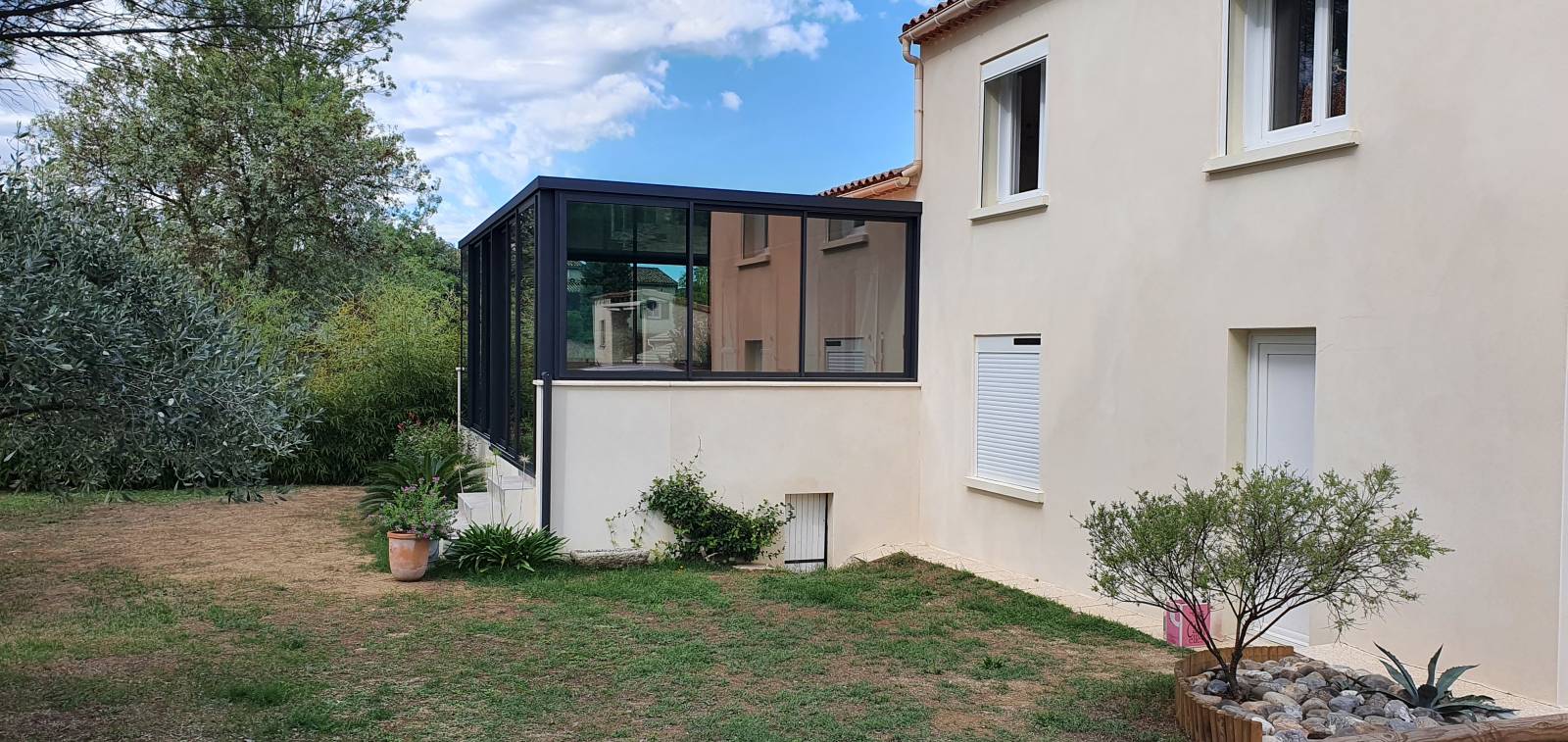 Construction de veranda à toit plat à Avignon dans le Vaucluse, pour agrandir une maison contemporaine