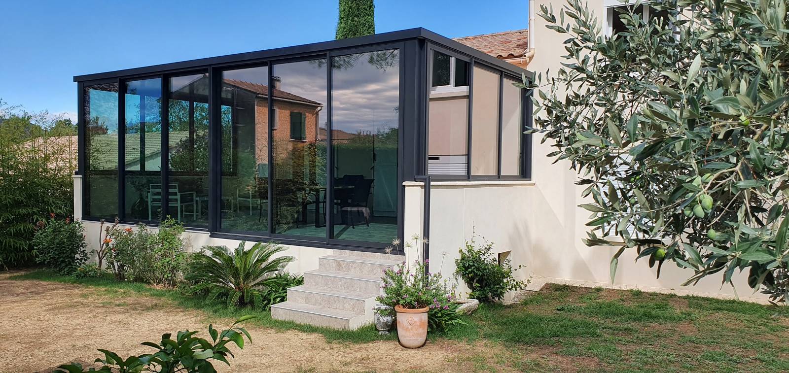 Construction de veranda à toit plat à Avignon dans le Vaucluse, pour agrandir une maison contemporaine