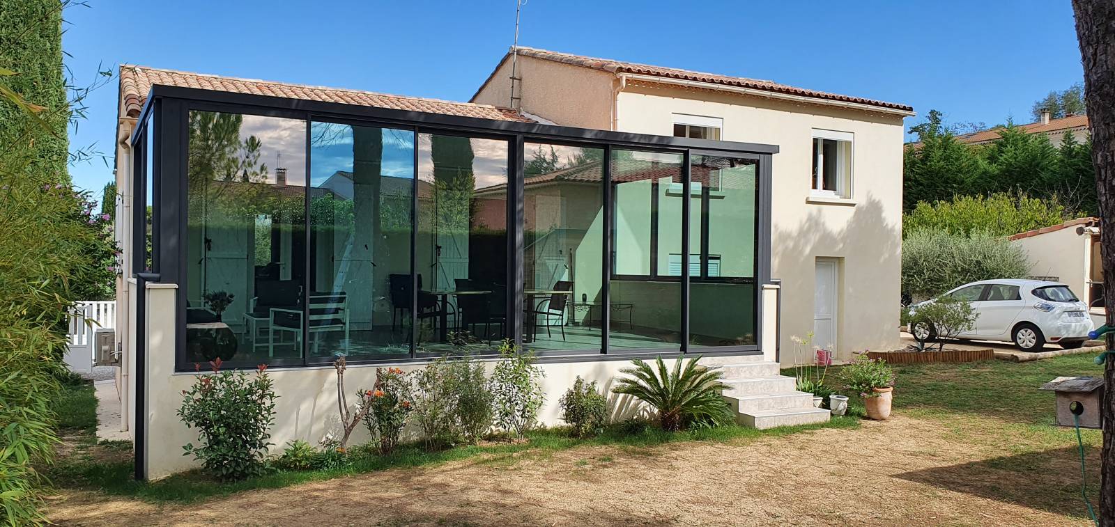 Construction de veranda à toit plat à Avignon dans le Vaucluse, pour agrandir une maison contemporaine