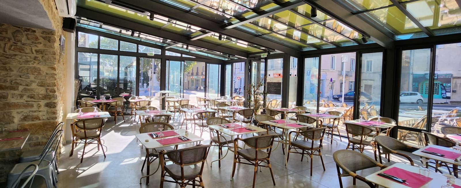 Conception d'une véranda sur mesure pour agrandir un restaurant à à Bagnols sur Cèze