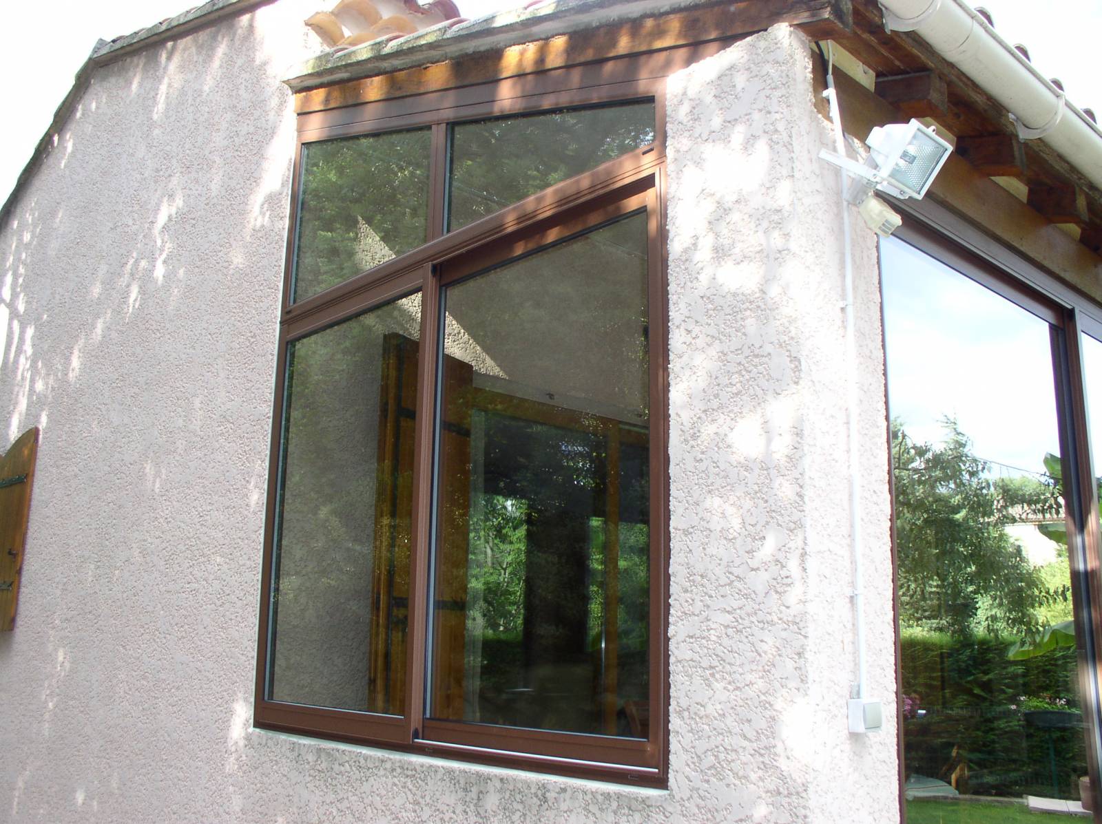 Pose de véranda sous un toit existant à Uzès et en Occitane, pour une intégration parfaite