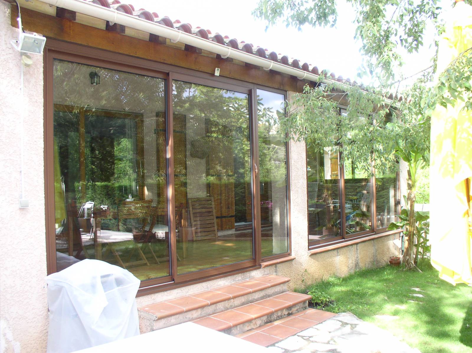Pose de véranda sous un toit existant à Uzès et en Occitane, pour une intégration parfaite