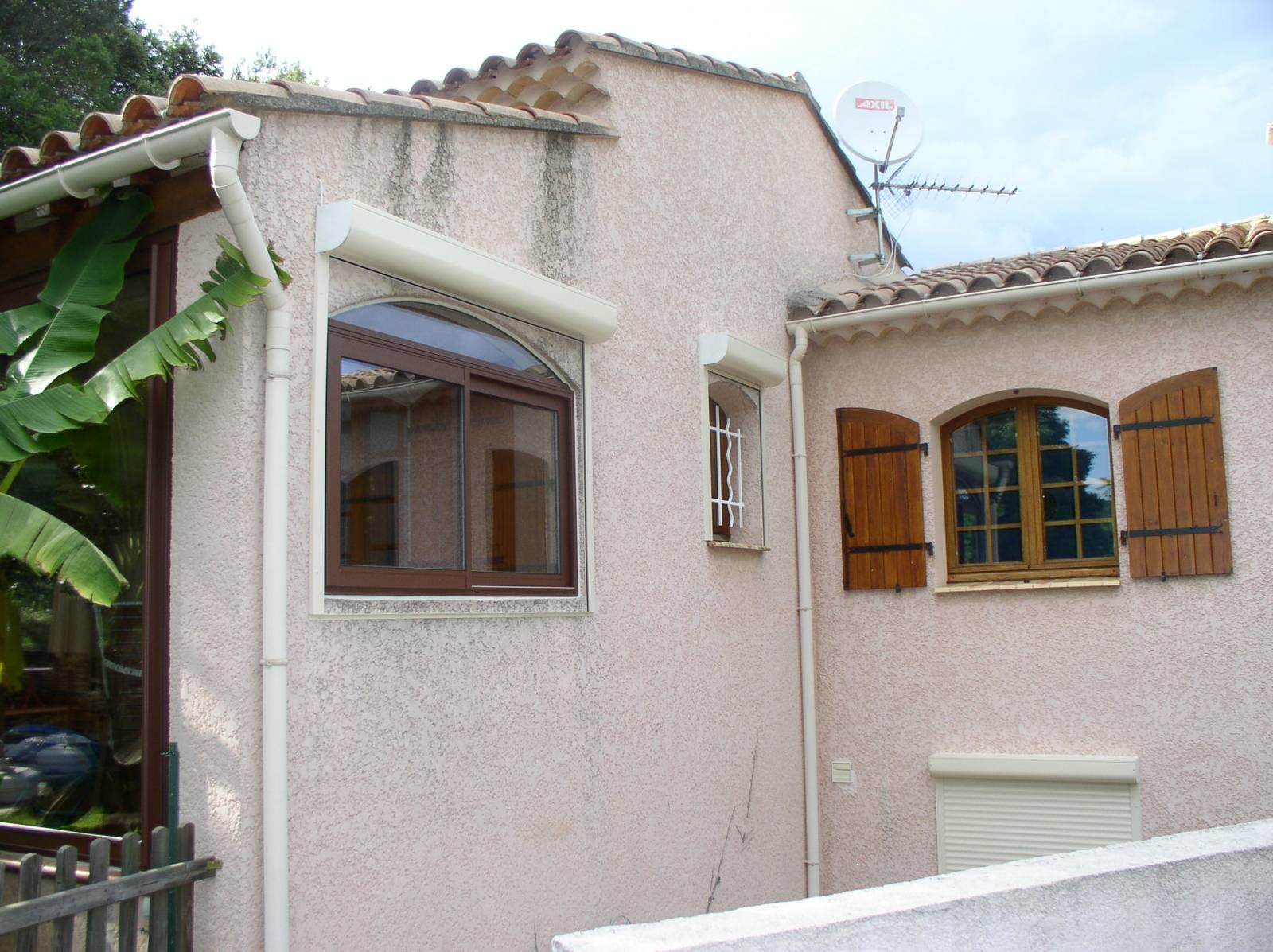 Pose de véranda sous un toit existant à Uzès et en Occitane, pour une intégration parfaite