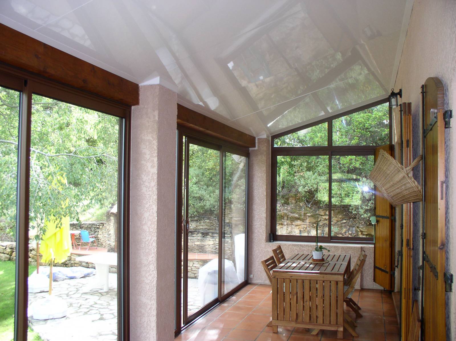 Pose de véranda sous un toit existant à Uzès et en Occitane, pour une intégration parfaite