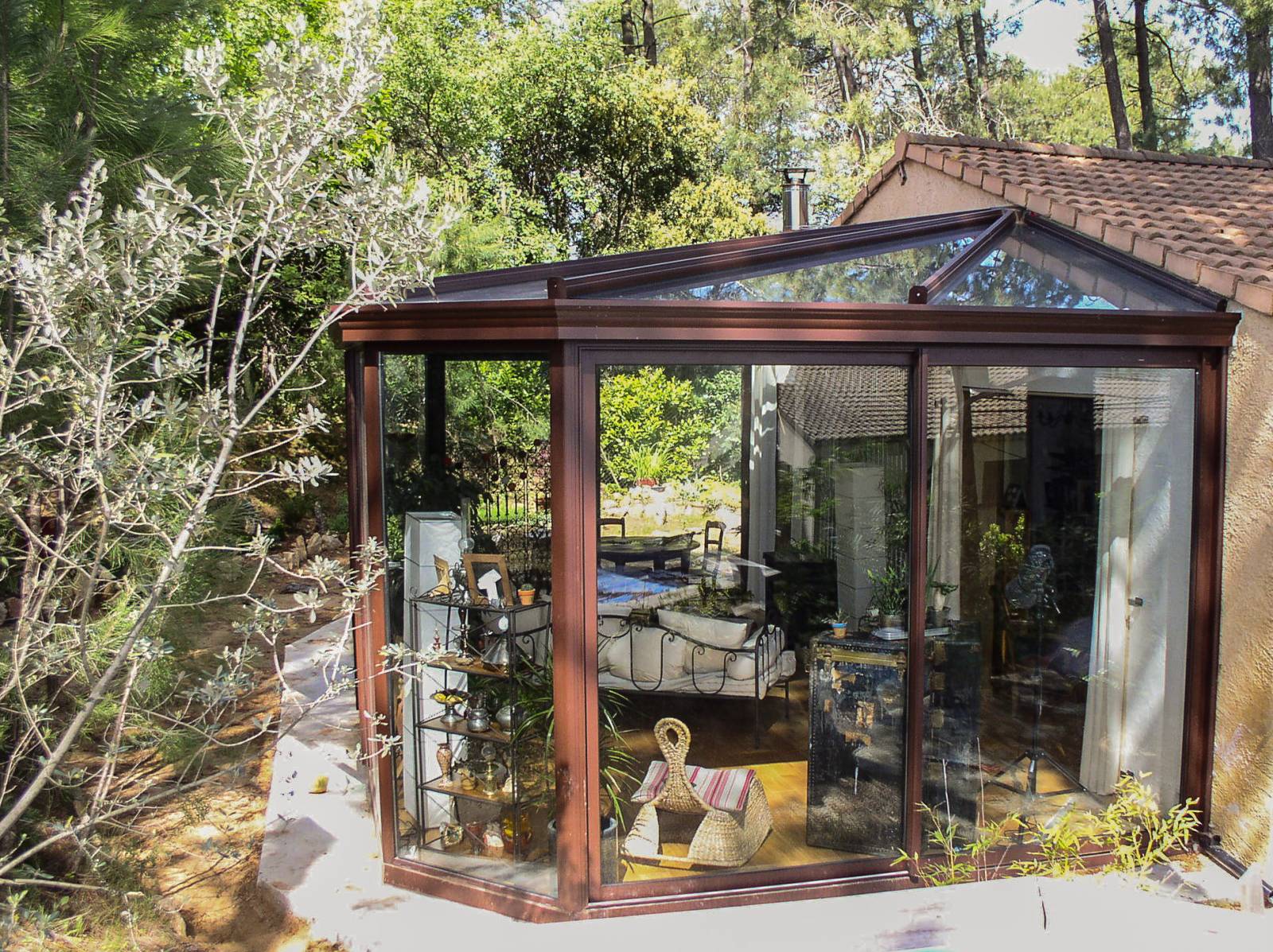 Fabrication d'une véranda contemporaine à toit mixte dans le Gard