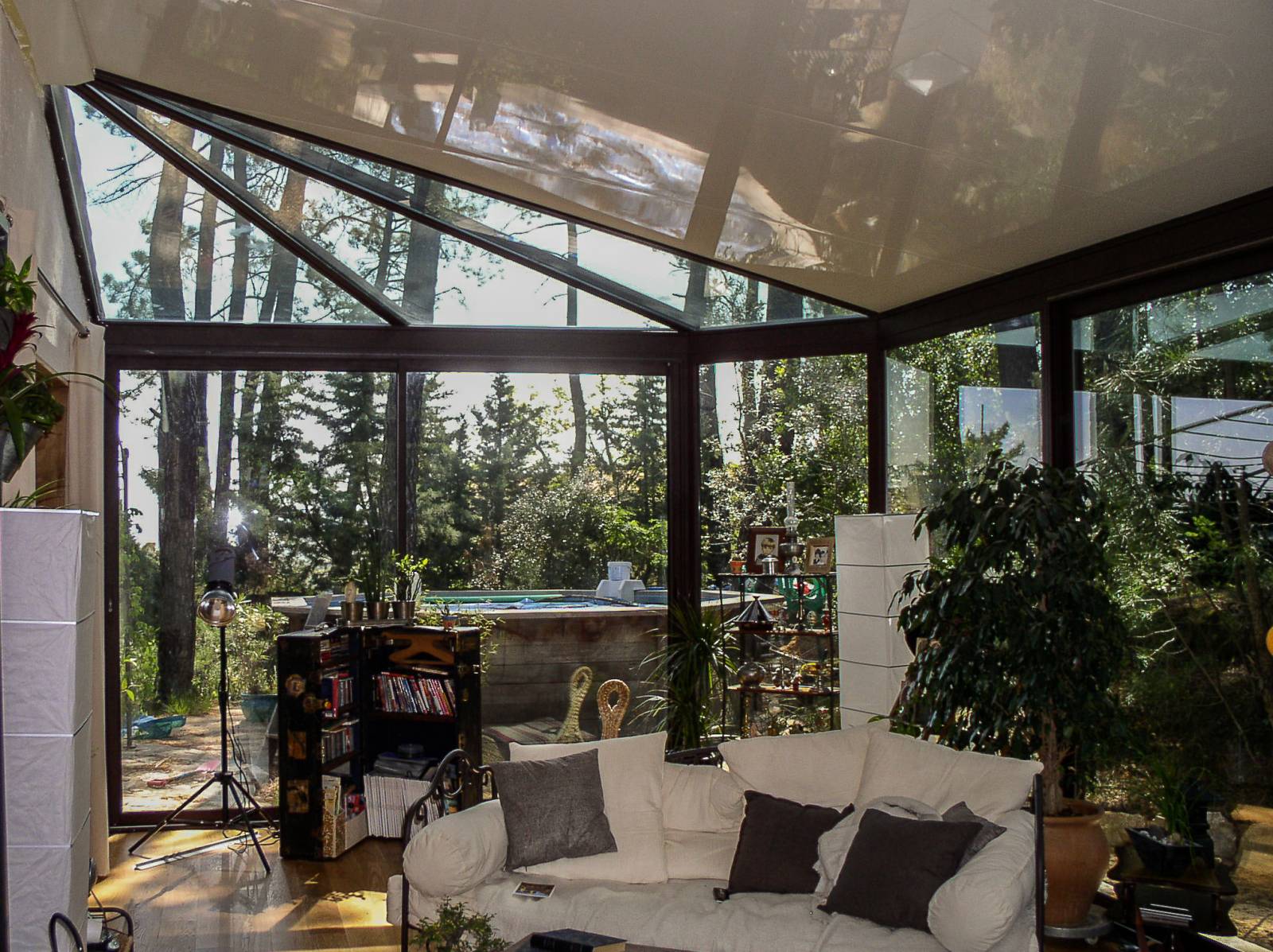 Installation d'une véranda moderne à toit mixte dans le Gard