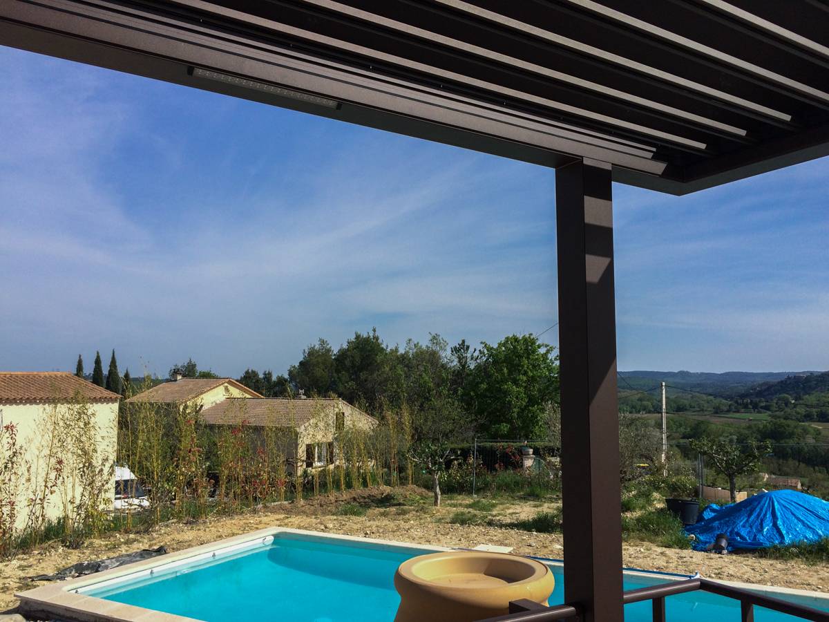 Fabrication d'une pergola à lames orientables à Goudargues