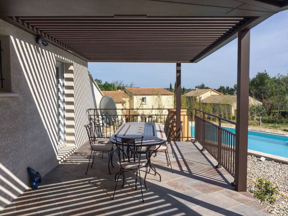 Fabrication d'une pergola à lames orientables à Goudargues