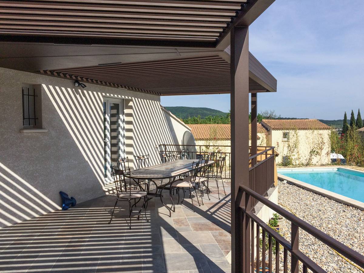Fabrication d'une pergola à lames orientables à Goudargues