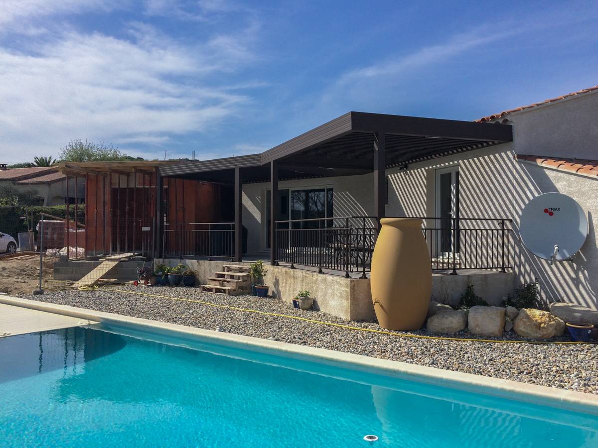 Fabrication d'une pergola à lames orientables à Goudargues