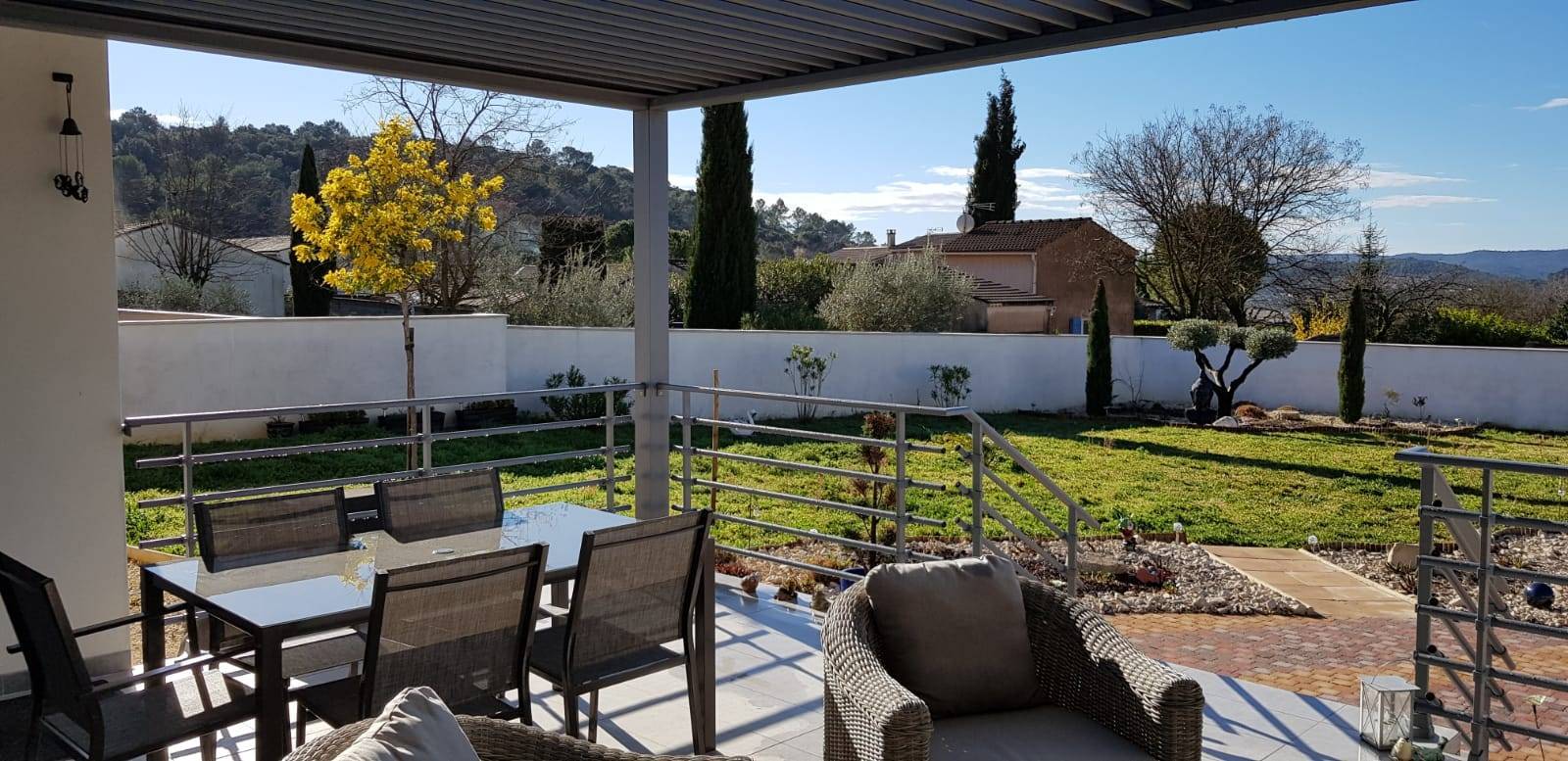 Installation de pergola bioclimatique pour pool house à lames rétractables et structure résistante pour protection solaire Ardèche 
