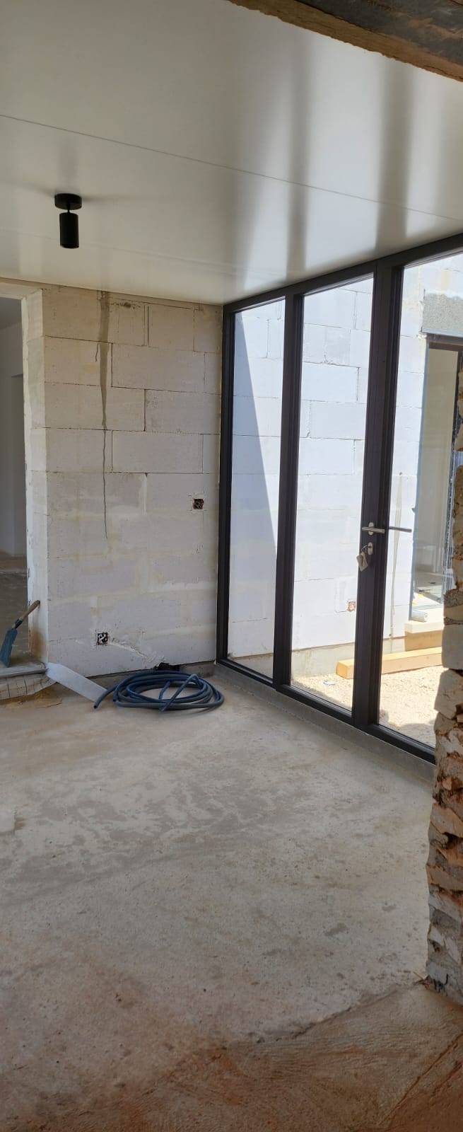 Extension de maison avec une véranda à toit plat à Orange (84)