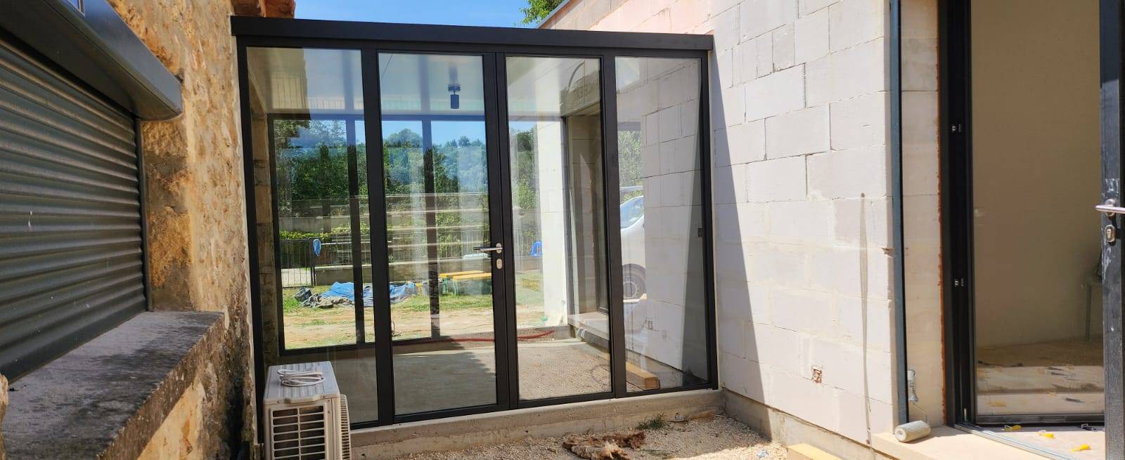 Extension de maison avec une véranda à toit plat à Orange (84)