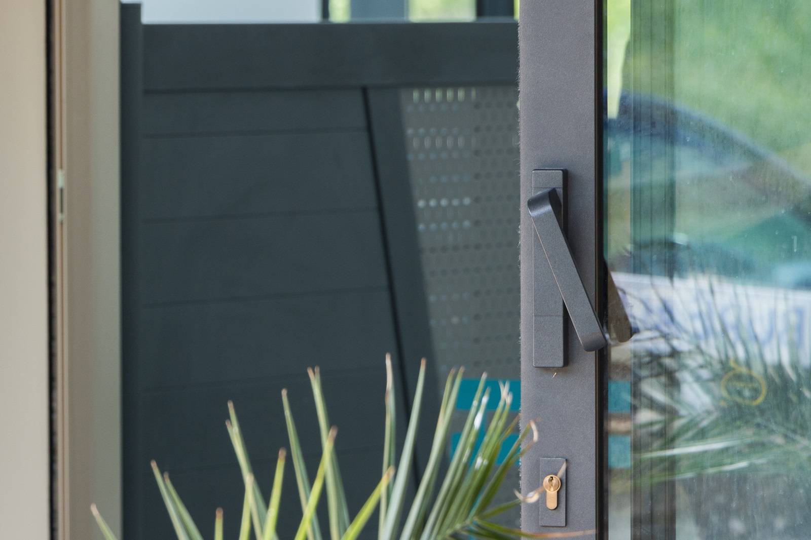 La serrure à clé extérieure sur le coulissant