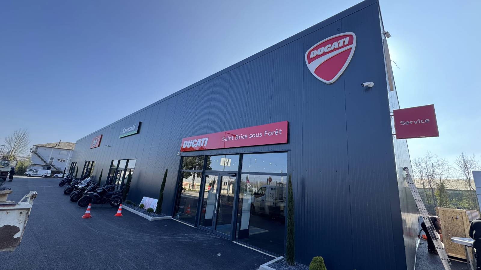 Fabrication et pose de portes sectionnelles industrielles à Paris