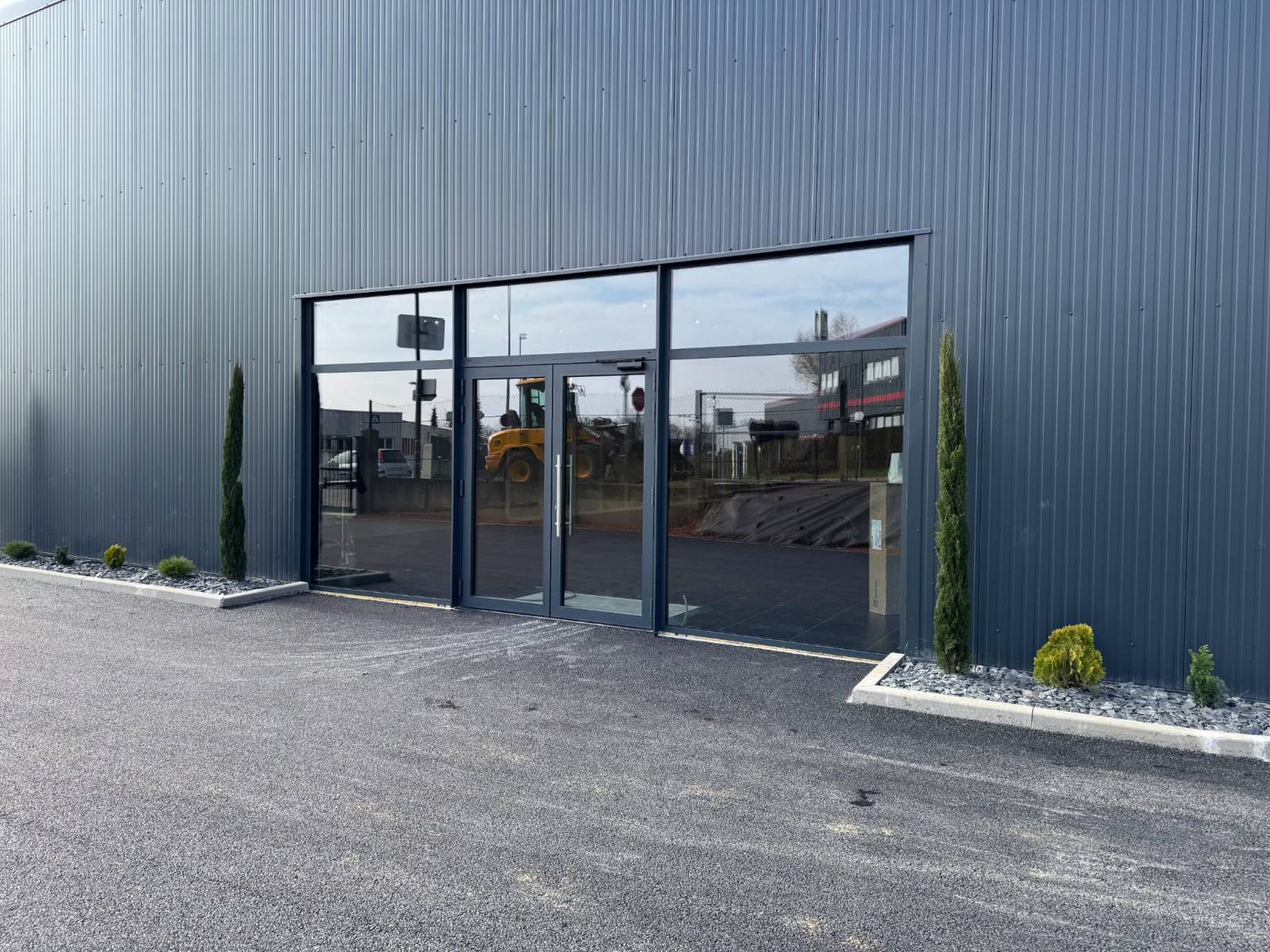 Installation de portes sectionnelles industrielles dans le 75