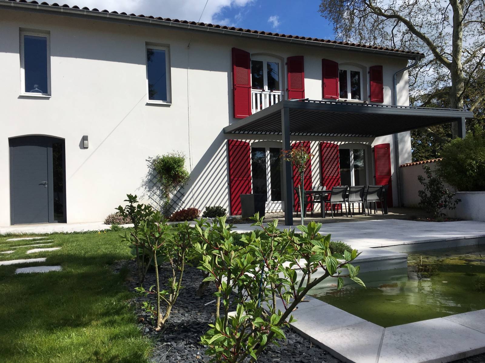 Réalisation d'une pergola bioclimatique pour profiter en toutes saisons de votre extérieur à Sabran proche de bagnols sur cèze