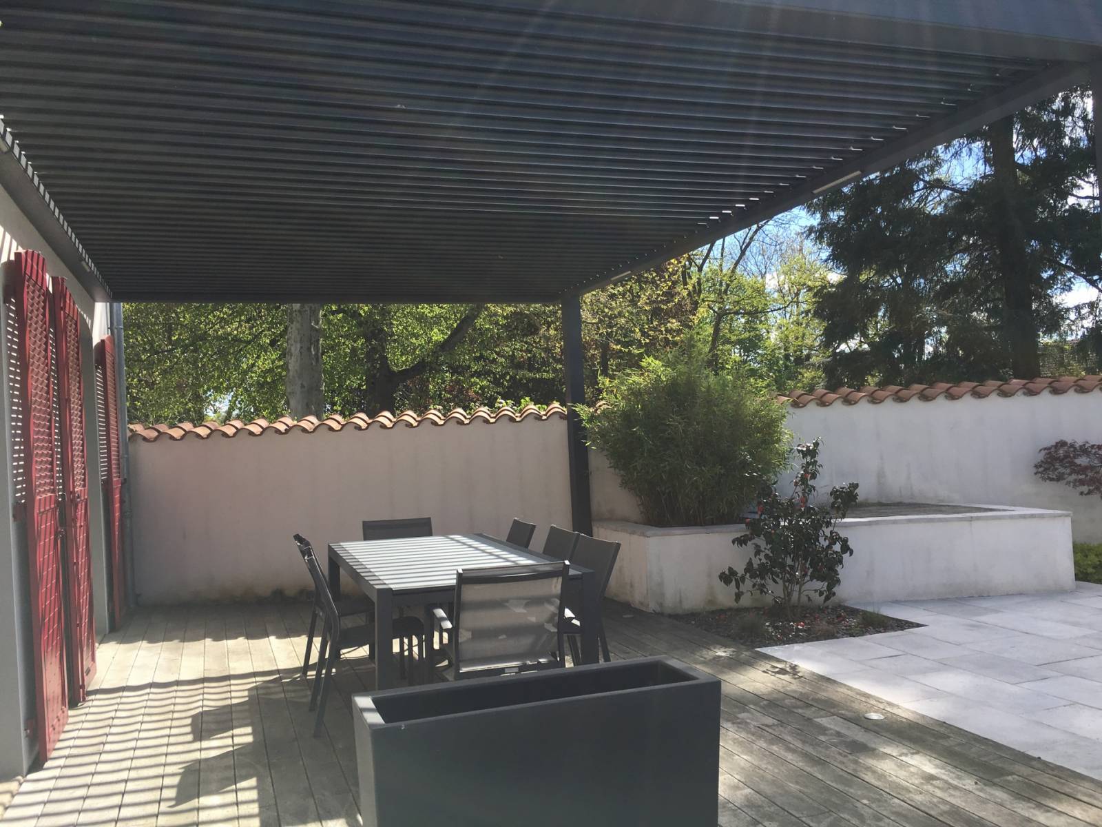 Réalisation d'une pergola bioclimatique pour profiter en toutes saisons de votre extérieur à Sabran proche de bagnols sur cèze