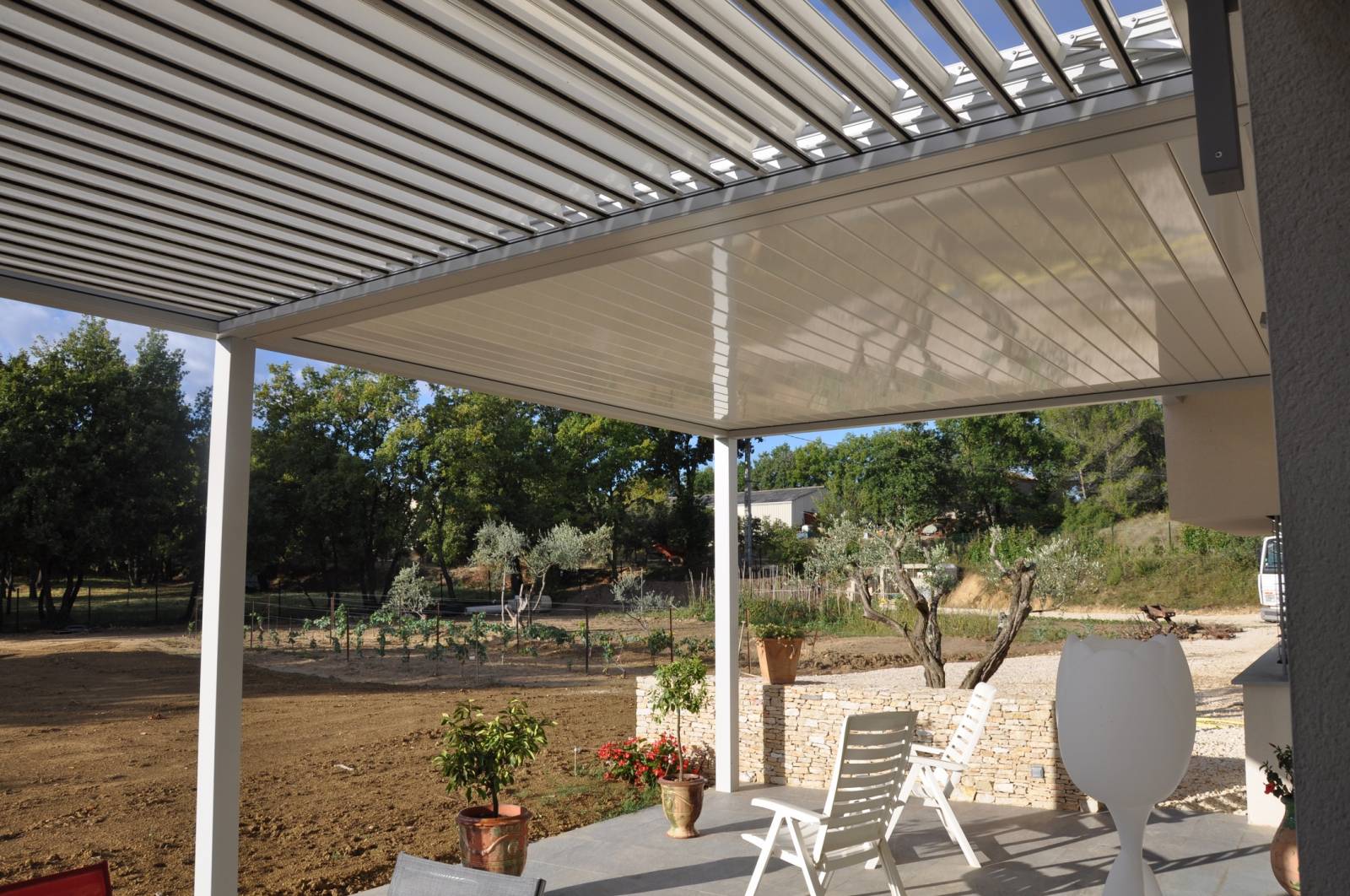 Fabrication de pergola bioclimatique à lames rétractables vers Avignon, pour la pose de structure autoportante dans le Vaucluse