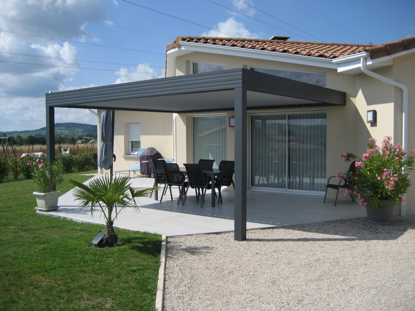 Réalisation de pergola bioclimatique à lames orientables et retractables dans le Vaucluse, pour prolonger avec style une habitation