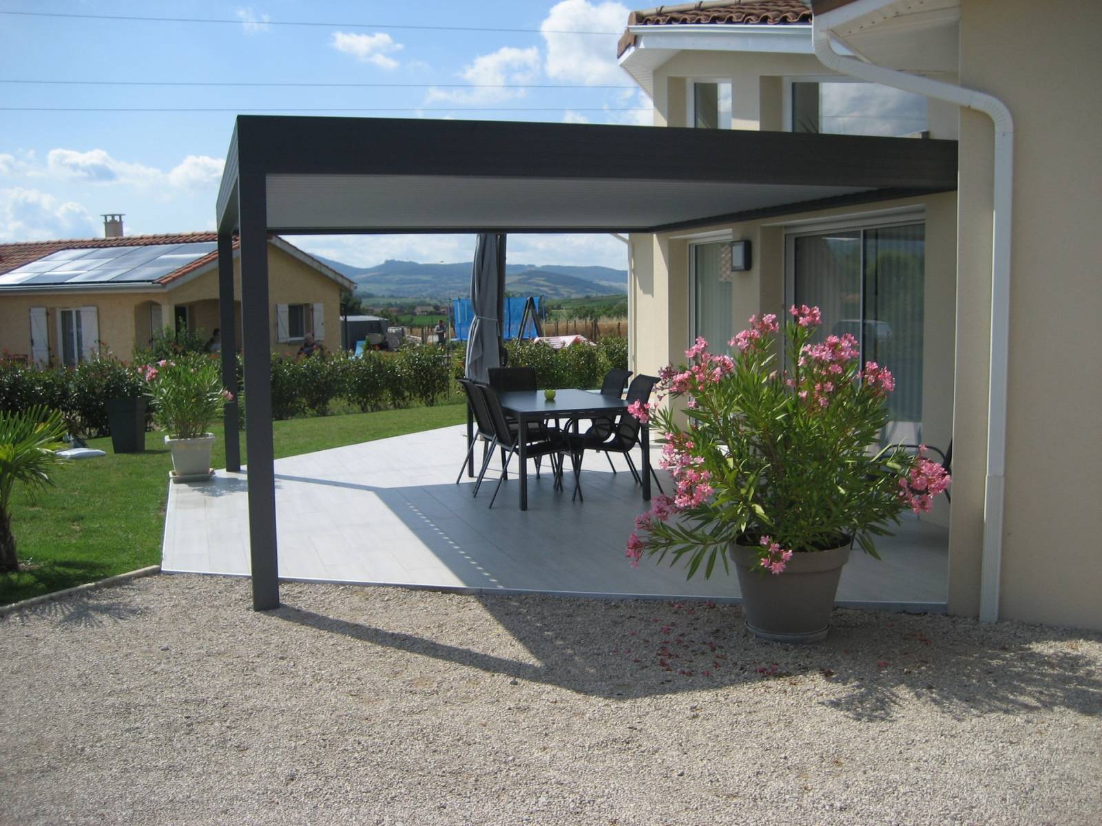 Réalisation de pergola bioclimatique à lames orientables et retractables dans le Vaucluse, pour prolonger avec style une habitation