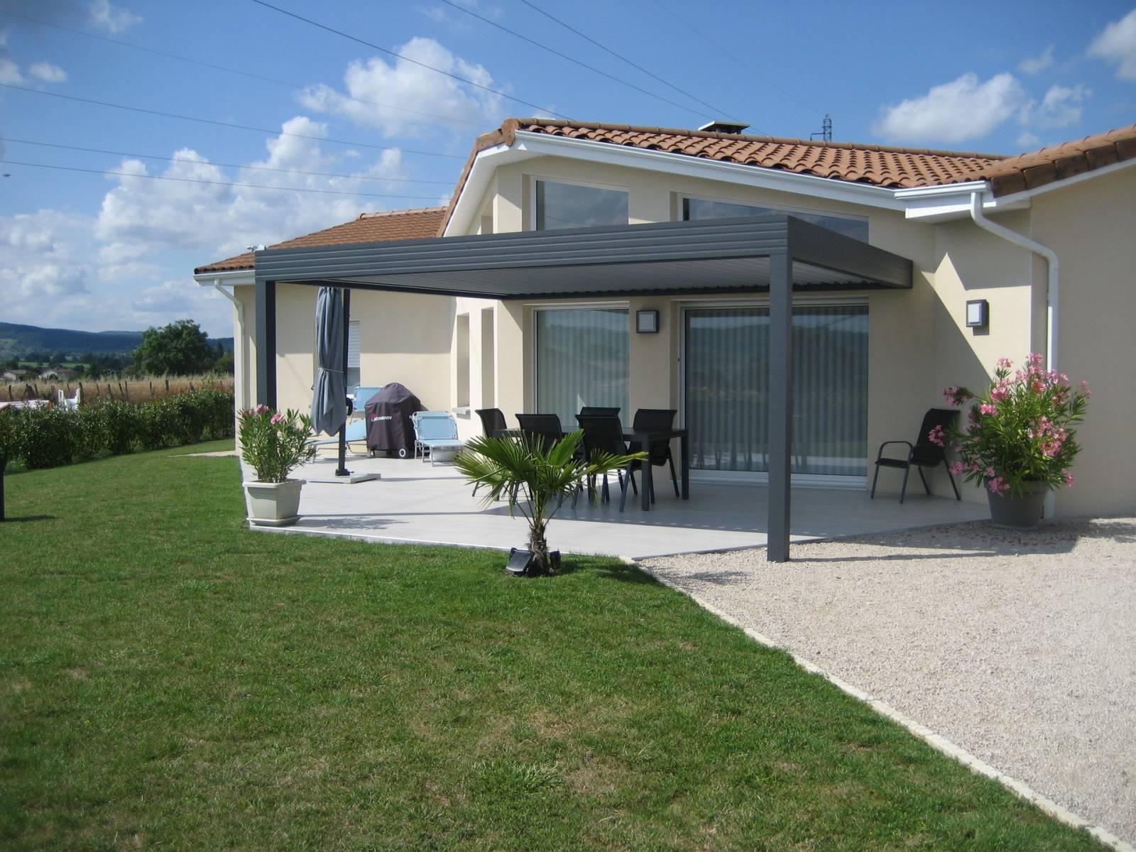 Réalisation de pergola bioclimatique à lames orientables et retractables dans le Vaucluse, pour prolonger avec style une habitation