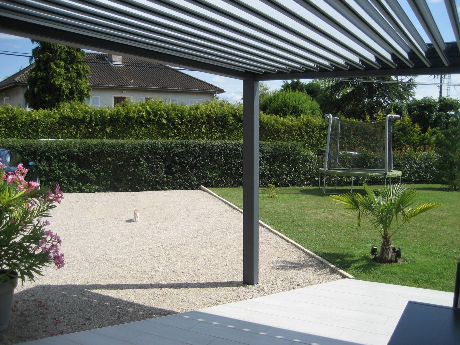 Réalisation de pergola bioclimatique à lames orientables et retractables dans le Vaucluse, pour prolonger avec style une habitation