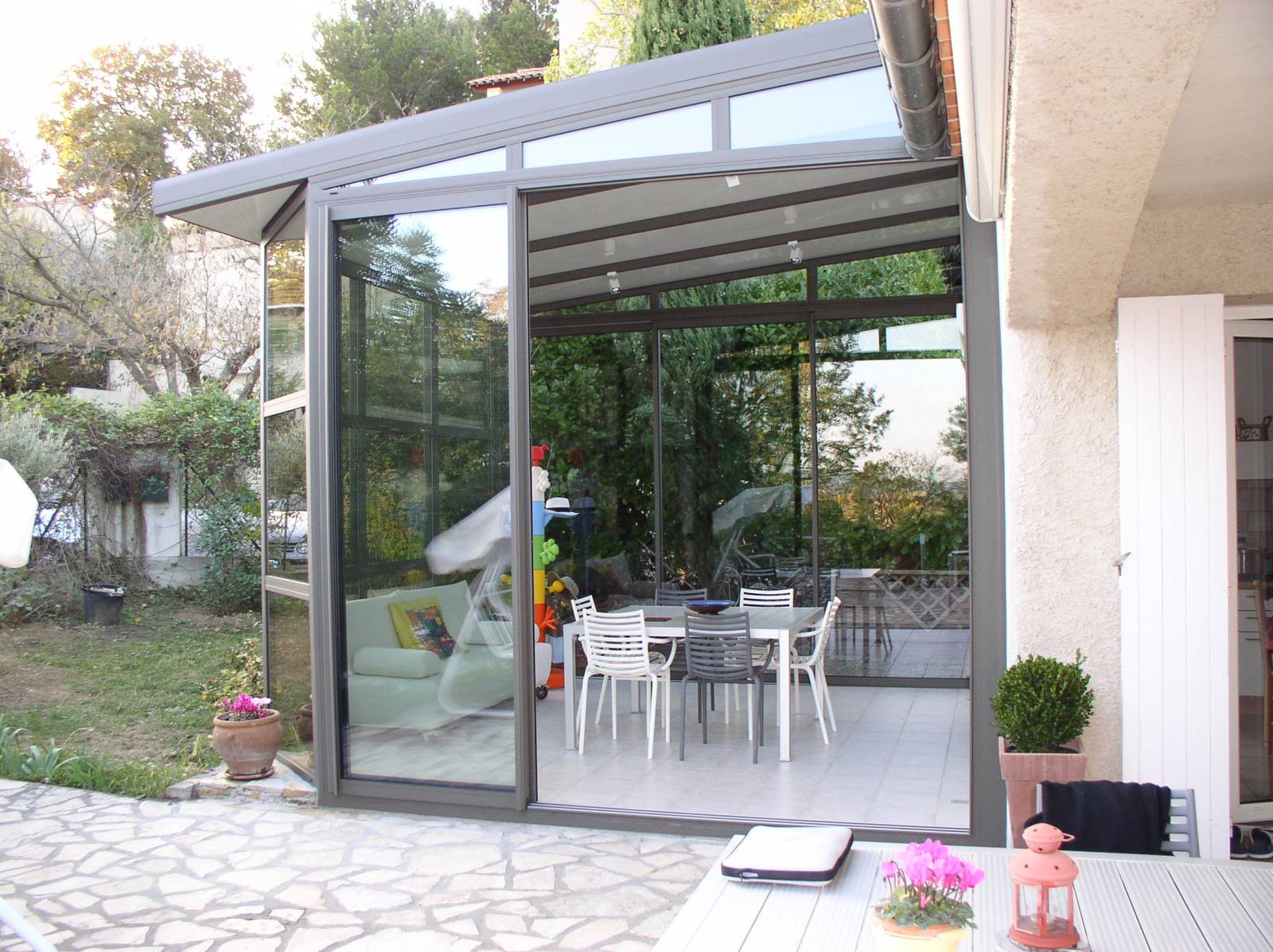 Fabricant de véranda sur mesure avec vitrages à contrôle solaire et finitions en aluminium haut de gamme Alès dans le Gard