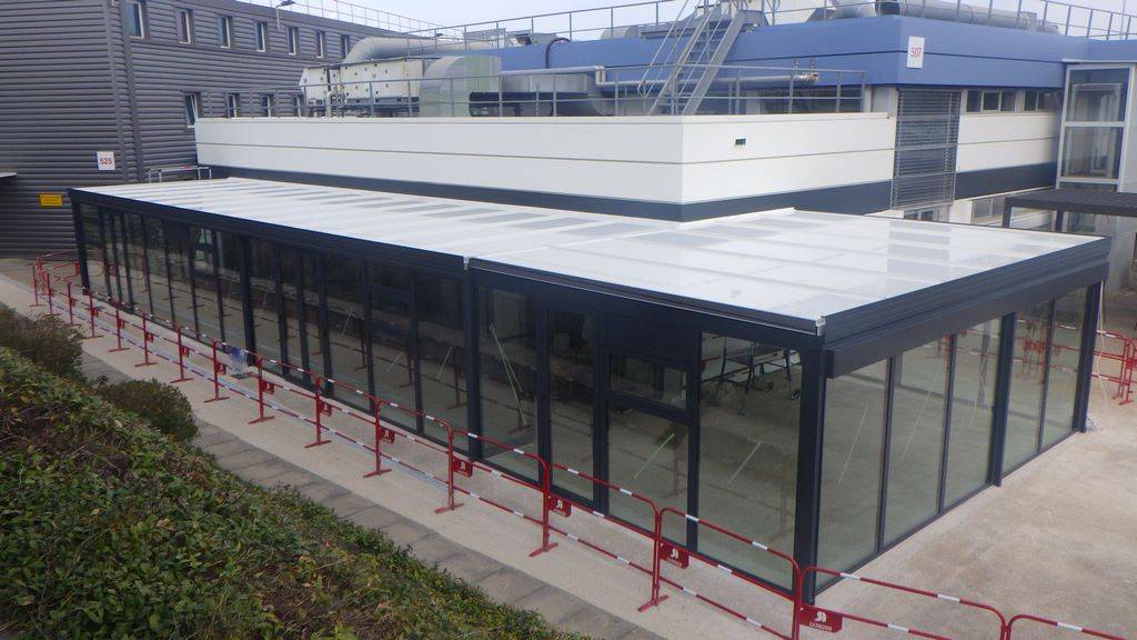 Pose d’une grande véranda en aluminium sur mesure dans le Gard