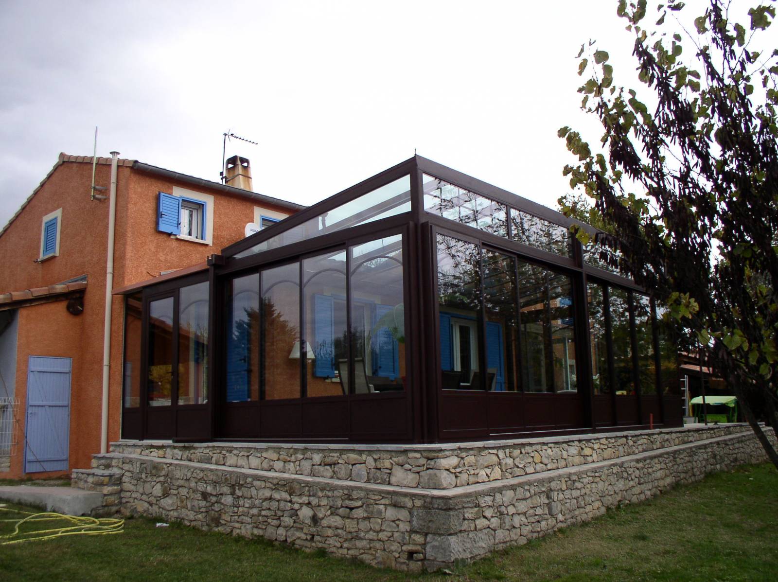 Fabrication de verriere de toit coulissante à côté de Nimes (Gard), avec un système de fermeture automatique