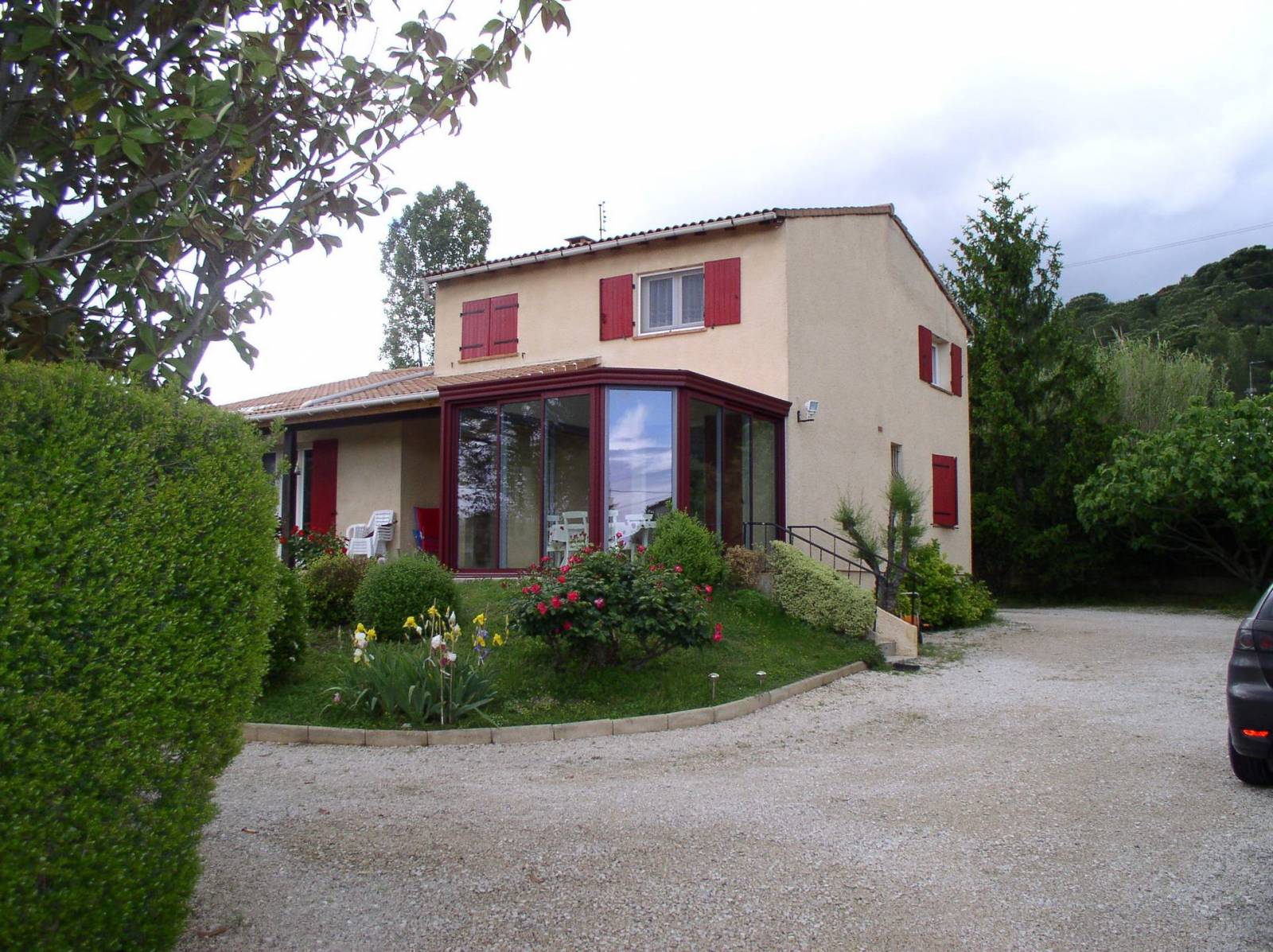 Spécialiste de la véranda kiosque en alu dans le Gard, pour créer un espace indépendant dans un jardin