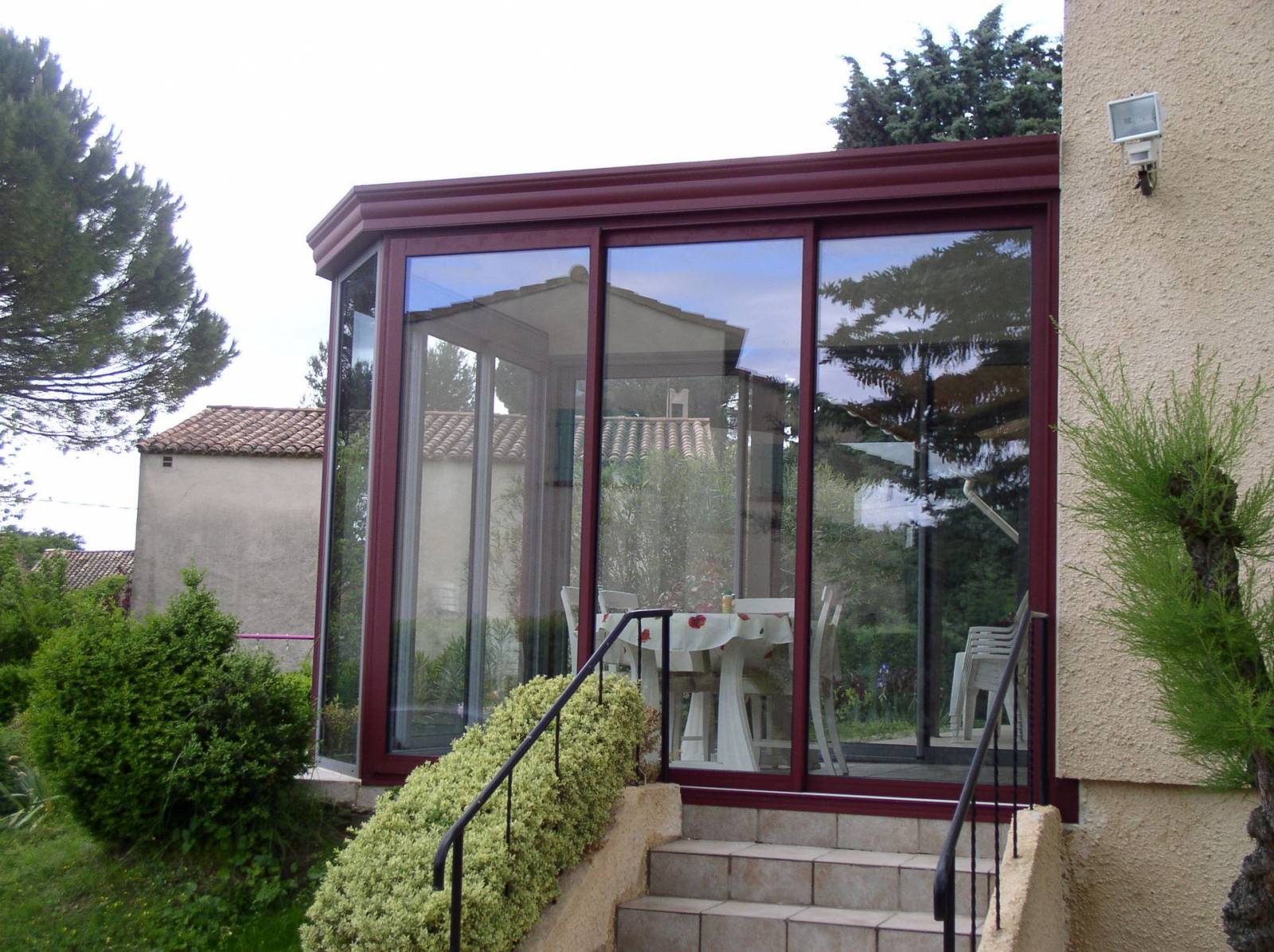 Spécialiste de la véranda kiosque en alu dans le Gard, pour créer un espace indépendant dans un jardin